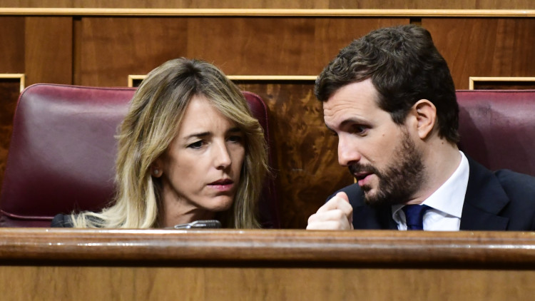 Pablo Casado i Cayetana Álvarez de Toledo, durant el debat d'investidura al Congrés dels Diputats del 4 de gener del 2020.. ACN
