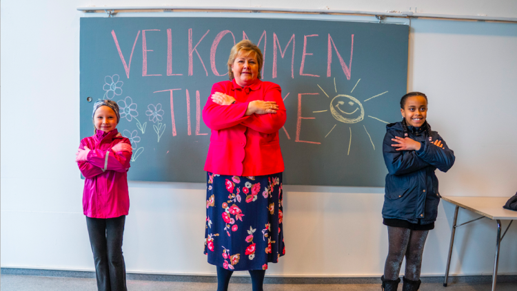La primera ministra de Noruega, Erna Solberg, participa en la represa del curs escolar 2019/2020, a finals d'abril passat en una escola d'Oslo.. EUROPA PRESS