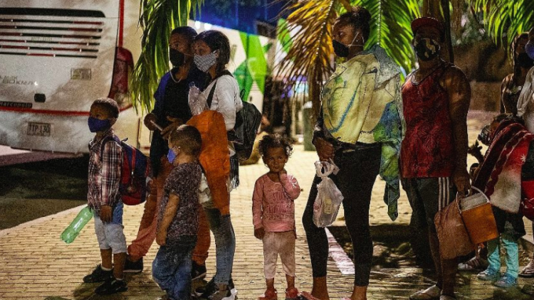Els veneçolans esperen a la frontera amb Colòmbia. Der Spiegel