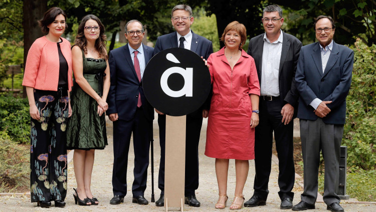 Empar Marco, acompanyada de Ximo Puig, Mónica Oltra, Camren Montón, Vicent Soler i Enric Morera, a la presentació del logotip d'Àpunt.. EFE