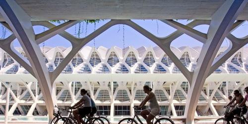 Unes persones circulen per la Ciutat de les Arts i de les Ciències.. Europea Press