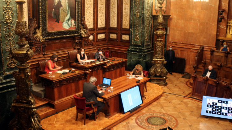 Pla general del plenari extraordinari de l'Ajuntament de Barcelona sobre la monarquia, el 27 d'agost del 2020. ACN