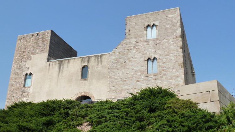 El Castell de Cornellà de Llobregat. Font: Wikimedia Commons, Deosringas.
