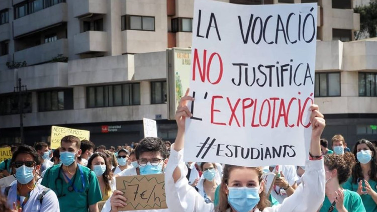 "La vocació no justifica l'expotació", cartell durant la manifestació MIR a València. Vaga Mir CV (@huelgamircv)