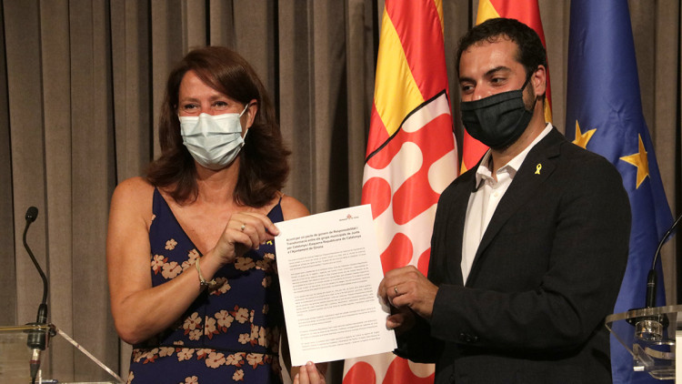 L'alcaldessa de Girona, Marta Madrenas, amb Quim Ayats, d'Esquerra Republicana, signen el pacte de govern local. Agència Catalana de Notícies