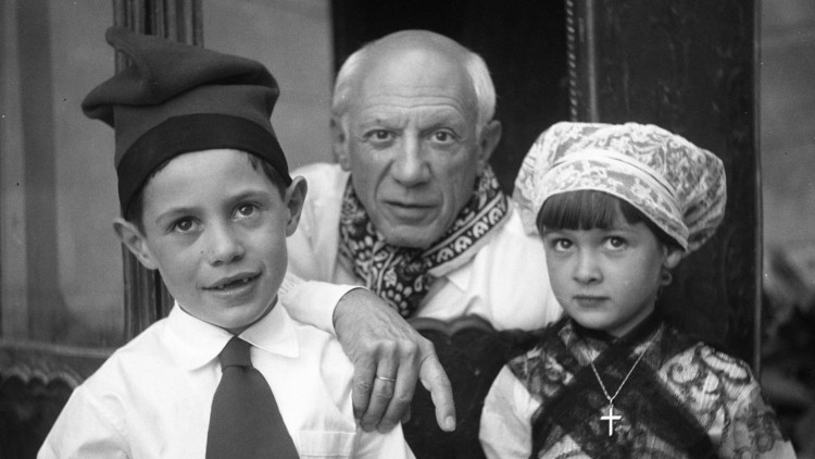 Picasso amb els seus fills Claude i Paloma, vestits de catalans, al pati de la casa dels Lazerme. Fotografia de Raymond Fabre, Studio Visages.. Col·lecció del Museu d’Art Jacint Rigau
