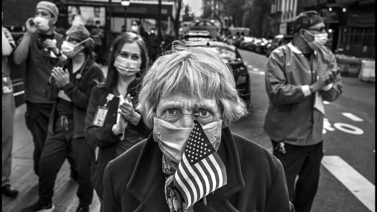 Peter Turnley: “Le visatge humain du Covid-19 à New York”.