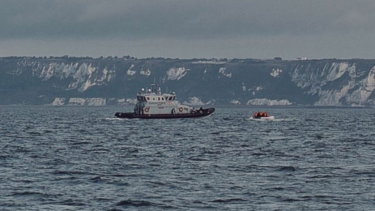 Una patrulla fronterera persegueix una embarcació de refugiats a la costa de Dover, al Regne Unit. Der Spiegel