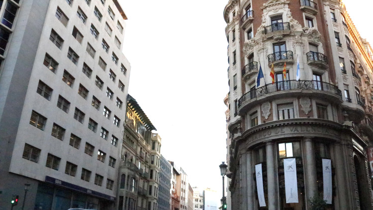 Imatge de la seu exterior de CaixaBank, ubicada a València. Agència Catalana de Notícies
