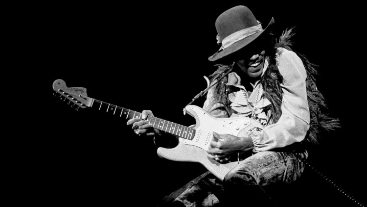 Jimi Hendrix en plena actuació amb una Fender Stratocaster blanca