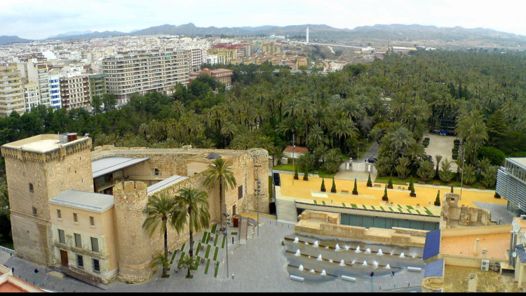 Elx, la tercera ciutat, en nombre d'habitants del País Valencià, ciutat Patrimoni de la Humanitat pel seu palmerar i també per la seva joia en llengua catalana, el Misteri o Festa d'Elx. En temps passats formà part de Barcelona. Era Barcelona, juntament amb la veïna Crevillent. A la imatge, Elx amb l'Alcàsser de la Senyoria i el seu palmerar en primer terme.