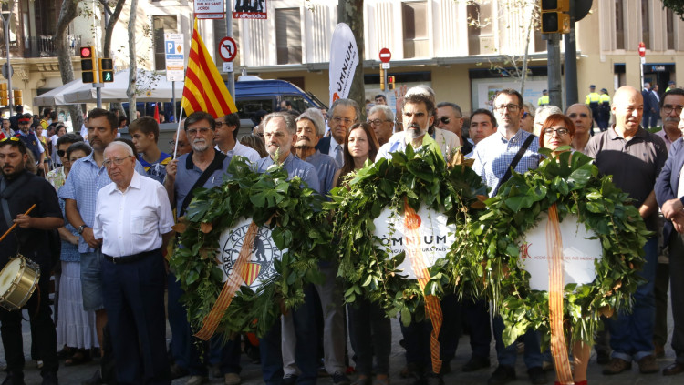 Jaume Mateu (Obra Cultural), Jordi Cuixart (Òmnium Cultural), Toni Gisbert i Gemma Pasqual (Acció Cultural) en l'ofrena de la Diada de 2016 a Barcelona. Agència Catalana de Notícies