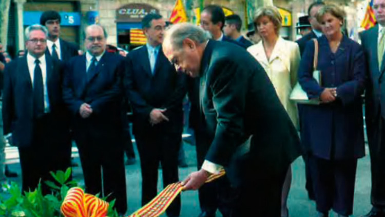 Jordi Pujol en l'ofrena floral de l'any 2000. Arxiu EL TEMPS
