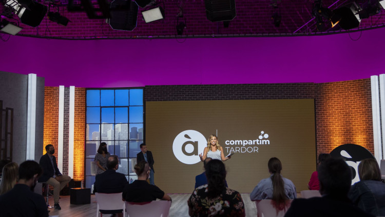 Marta Ventura condueix la presentació de la nova temporada d'À Punt davant del director general, Alfred Costa, la cap d'informatius, Raquel P. Ejerique, i el cap d'esports, Ricard Cobo.. À Punt Mèdia