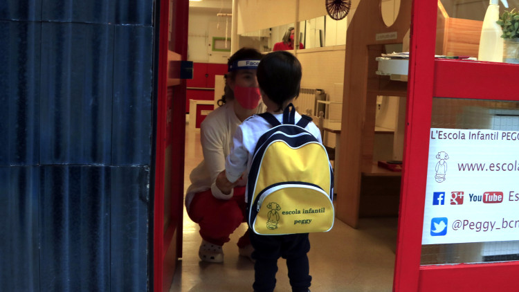 Un alumne arriba a una escola infantil de Barcelona. Agència Catalana de Notícies