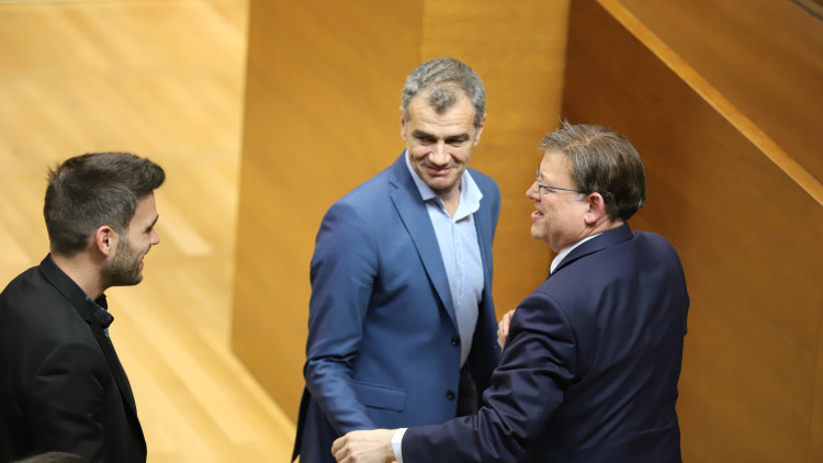 Toni Cantó i Ximo Puig se saluden davant la presència del síndic de Compromís, Fran Ferri, pocs minuts després de la segona investidura de Puig com a president de la Generalitat. / Pablo Gobernado. Pablo Gobernado