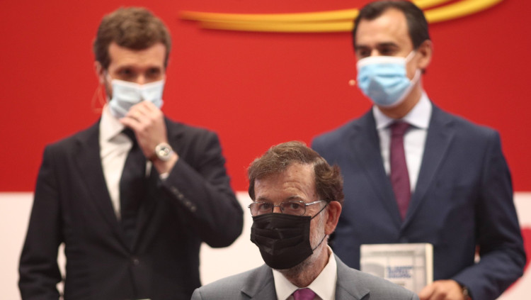 Mariano Rajoy i, en segon terme, Pablo Casado, durant la presentació recent del llibre del company de partit Fernando Martínez Maíllo.. Europa Press