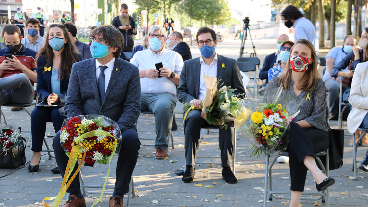 El president Puigdemont i la consellera Serret, en l'acte de la Diada de 2020 a Brussel·les. Agència Catalana de Notícies