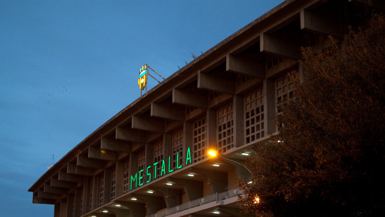 Emblemàtica façana de Mestalla il·luminada amb neons blaus. Billy Wirawan (Flickr)