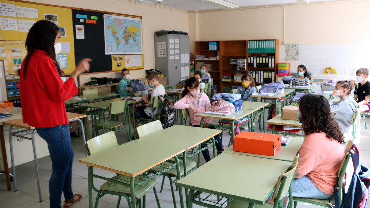 Interior de l'aula de 4t a l'Institut-escola de Navàs (Berguedà) en una de les sessions de comiat. Agència Catalana de Notícies