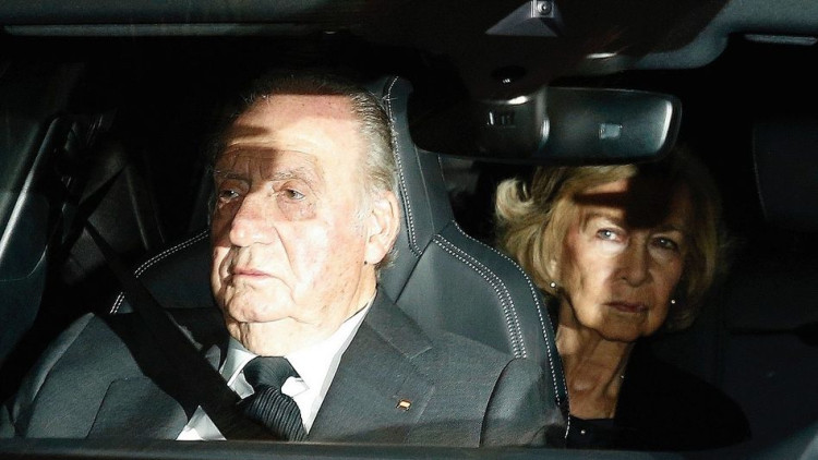Joan Carles I, amb la reina Sofia al darrere. Europa Press
