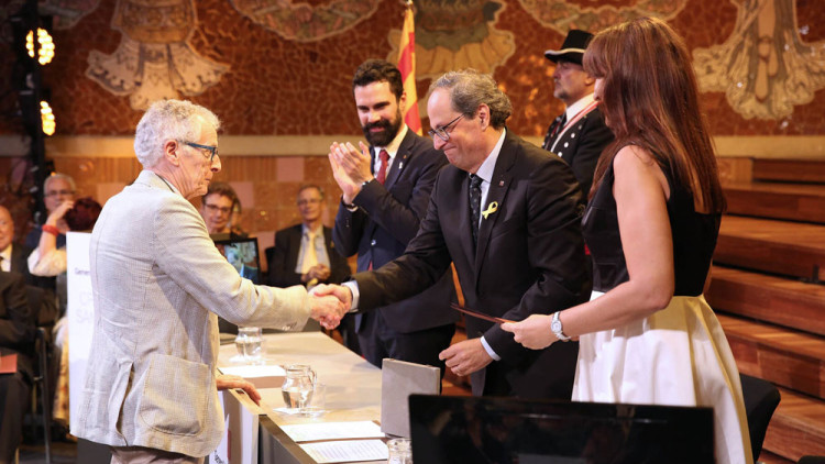 El dibuixant Fer recull la Creu de Sant Jordi de 2018 en mans del president Quim Torra. Generalitat de Catalunya