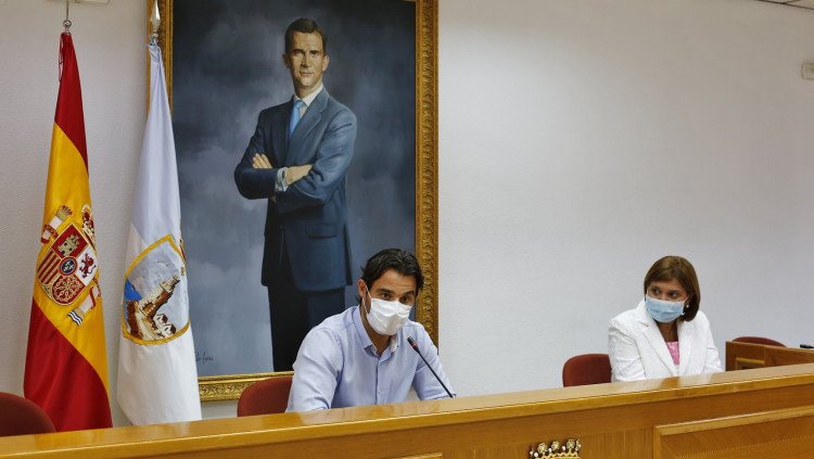Eduardo Dolón, alcalde de Torrevella, junt amb Isabel Bonig, líder del PP valencià| Europa Press