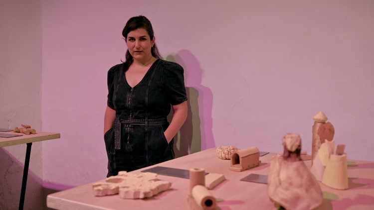 Lola Lasurt al costat d’un grup de ceràmiques de l’exposició Joc d’infants. © Pep Herrero