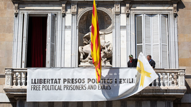 Pancarta penjada al balcó del Palau de la Generalitat en període electoral que podria suposar la destitució del president Quim Torra per part del Tribunal Suprem. Europa Press