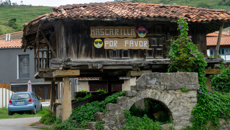 Un cartell assenyala la necessitat de dur mascareta a un 'hórreo' situat a l’entrada de la població asturiana de Berbes.. Europa Press