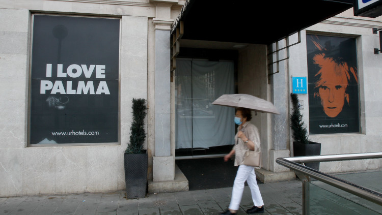 Una dona passeja pel centre de Palma. Europa Press