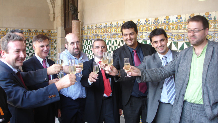 El conseller d'Universitats, Recerca i Societat de la Informació, Carles Solà -segons per l'esquerra-, celebrant l'inici del funcionament del domini català (2005). Arxiu EL TEMPS