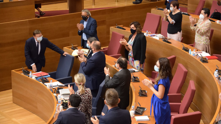 El president valencià, Ximo Puig, aplaudit pels membres del Consell a les Corts. Corts Valencianes