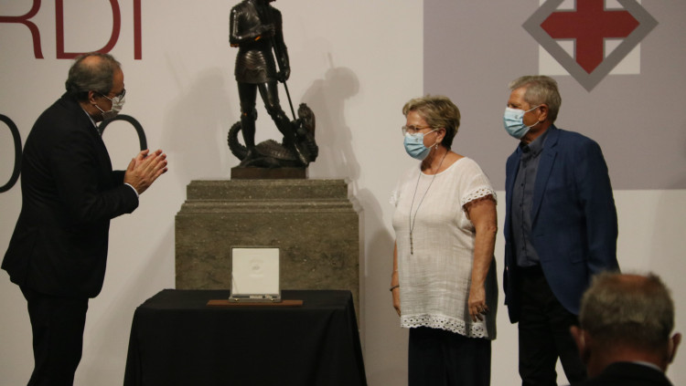 El president Quim Torra entrega la Creu de Sant Jordi als pares de Guillem Agulló. Agència Catalana de Notícies