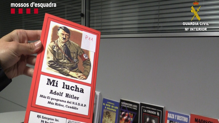 Material intervingut als supremacistes detinguts. Europa Press