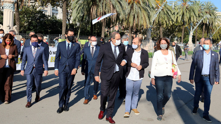 El president català, acompanyat per autoritats, camí al TSJC. Agència Catalana de Notícies