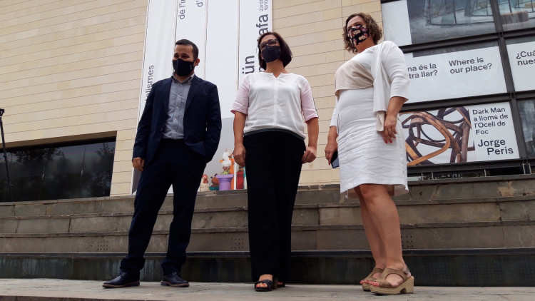 Nuria Enguita, flanquejada per Vicent Marzà i Raquel Tamarit