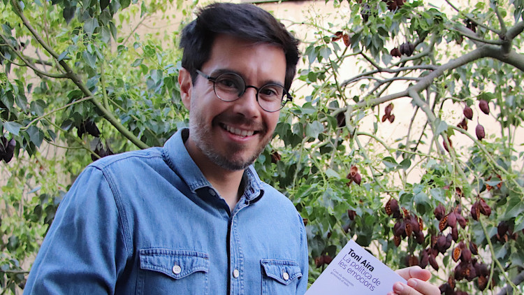 Toni Aira amb el seu últim llibre, La política de les emocions. Cedida per l'entrevistat