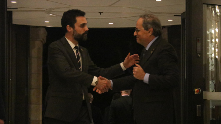 El president del Parlament, Roger Torrent, saluda el president de la Generalitat de Catalunya, Quim Torra. Agència Catalana de Notícies
