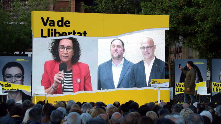 Imatge en campanya electoral d'Esquerra Republicana amb míting conjunt de Marta Rovira, Oriol Junqueras i Raül Romeva. Agència Catalana de Notícies
