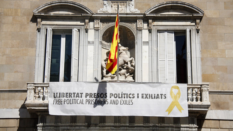 Pancarta penjada del Palau de la Generalitat que ha costat la inhabilitació a Quim Torra. Agència Catalana de Notícies