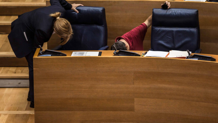 Uns funcionaris de les Corts valencianes revisen l'estat dels escons de Ximo Puig i Mónica Oltra abans del debat de políica general celebrat dimecres passat.. Miguel Lorenzo