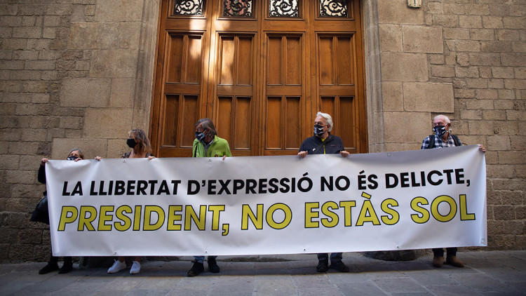 Pancarta de suport al president Torra. Europa Press