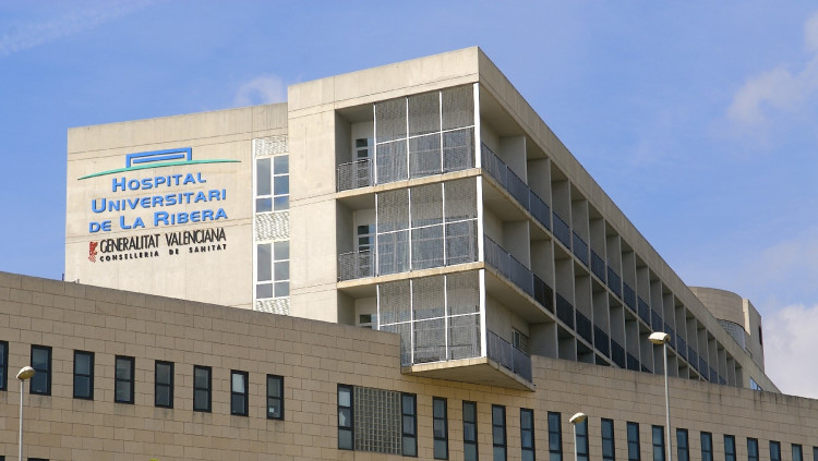 Façana de l'Hospital d'Alzira, antiga joia del model concessional i actual simbol de les reversions botàniques| Europa Press