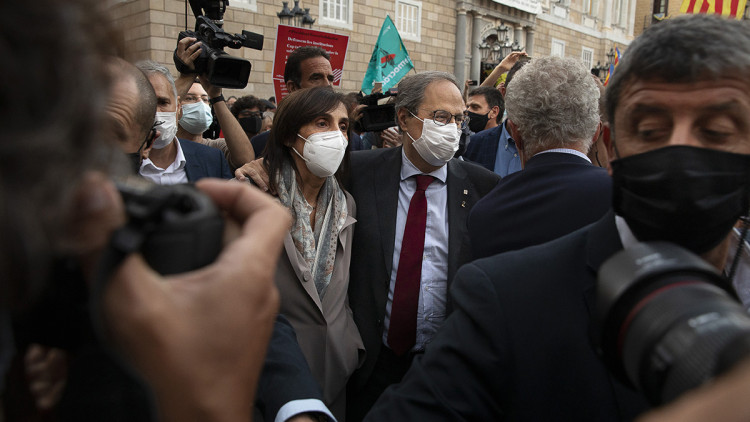 Quim Torra, amb la seua parella, Carola Miró, el dia de la seua inhabilitació a la plaça de Sant Jaume. Jordi Play