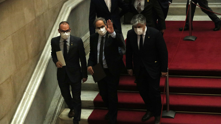 El president Quim Torra, acompanyat de Josep Costa i Albert Batet en el seu últim ple al Parlament. Agència Catalana de Notícies