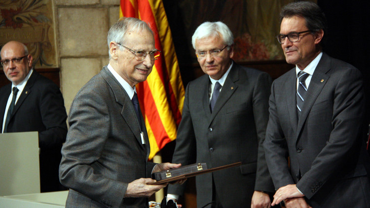 Hilari Raguer rep la creu de Sant Jordi el 2014. Agència Catalana de Notícies
