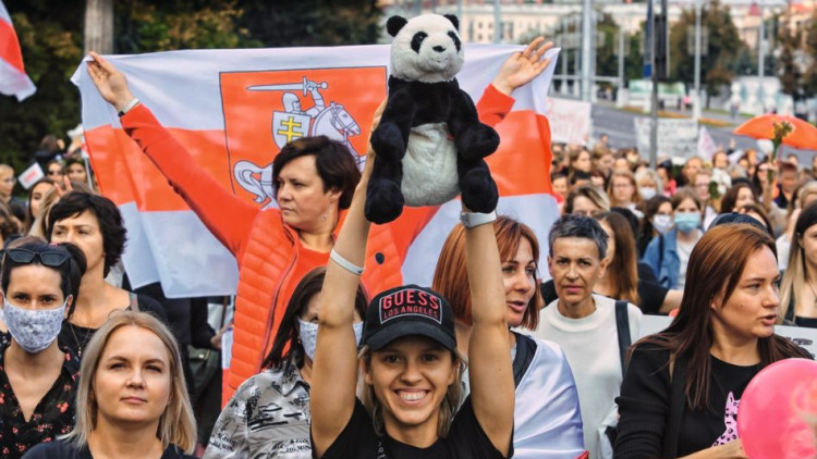 Persona favorable a l'empresa Ti PandaDoc es manifesta a Minsk, Bielorússia. Der Spiegel