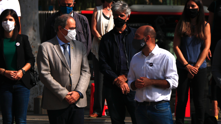 El president inhabilitat Quim Torra parla amb el vicepresident d'Òmnium, Marcel Mauri, l'1 d'octubre del 2020. ACN