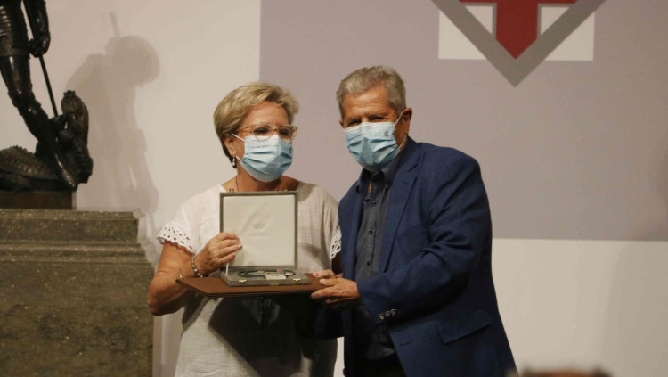 Carmen Salvador i Guillem Agulló recullen la creu de Sant Jordi| ACN